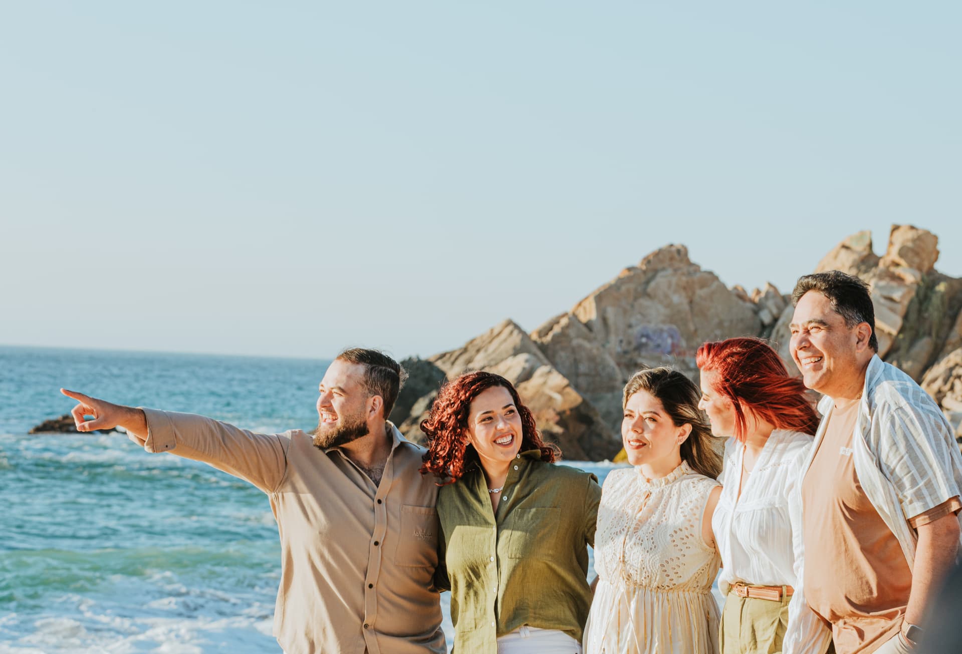 Rafael y Luz junto a su familia en la playa